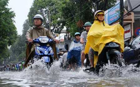 Người Sài Gòn 'lết' về nhà trong cơn mưa tối mặt