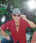 Lão nông lập bàn thờ, treo ảnh để thắp nhang khấn vái mình