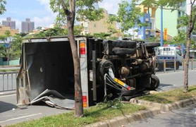 Xe tải nổ lốp, tông sập một đoạn dải phân cách