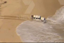 Clip: Trộm ô tô rồi… lao xuống biển trốn cảnh sát