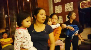 Cháy lớn ở khu đô thị Xa La Hà Nội: Người mẹ ôm con nhỏ rét run trên tầng thượng