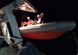 Cứu hộ thành công ngư dân bị chìm tàu trên biển trong đêm