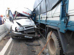 Xe khách đối đầu xe tải, nhiều người nhập viện