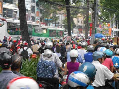 Ùn tắc khủng khiếp giữa Sài Gòn, dân lái xe lên thảm cỏ thoát thân