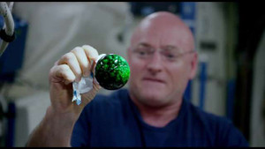 Video: Thí nghiệm tạo bong bóng nước rực rỡ kỳ ảo ngoài không gian