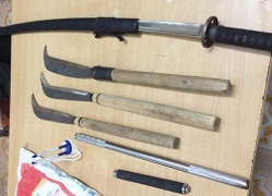 Tóm gọn nhóm côn đồ vác bao vũ khí đi hỗn chiến