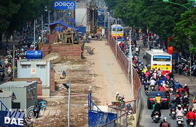 Hà Nội: Dựng lô cốt giữa đường rồi bỏ hoang, mặc cho dân chen nhau với khói bụi