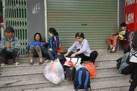 Vạ vật sau vụ cháy chung cư Xa La