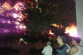 Cháy kho hàng trong đêm, hàng chục tỷ đồng thành tro bụi