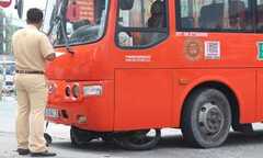Phóng ẩu vào bến, xe khách Phương Trang cuốn xe máy vào gầm
