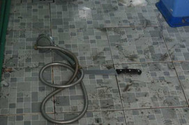 Đang tắm bị hàng xóm khống chế cướp tài sản