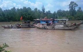 Hai sà lan chìm sau va chạm, một phụ nữ mất tích