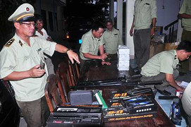 Bắt xe khách chở lô hàng 'nóng' khiến nhiều người lạnh gáy