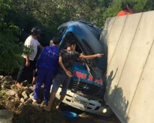 Container đè bẹp xe buýt, nhiều người thương vong