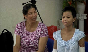 Bé gái bị mẹ tưới xăng đốt: 'Con chỉ muốn về nhà thôi'