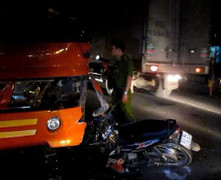 Người đàn ông lái xe máy lao vào đầu xe khách