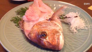 Kinh hãi clip cá bị róc xương, xẻ thịt vẫn quẫy trên bàn ăn