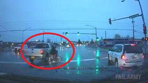 Clip: Phản ứng không thể hiểu nổi của nạn nhân sau tai nạn xe đạp