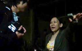 Chủ xưởng gỗ bị cháy doạ đập máy quay phóng viên