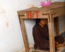 Nghi vấn bé gái bị nhốt 3 ngày chỉ được ăn cơm với muối trắng