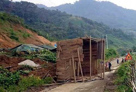 Lở đất kinh hoàng trong đêm, 3 nhà dân bị vùi lấp