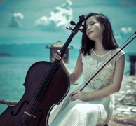 Nghệ sỹ Cello Đinh Hoài Xuân mơ màng quyến rũ trước biển