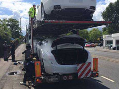 Người Việt nhập cư lậu bị phát hiện đang trốn trong cốp xe sang