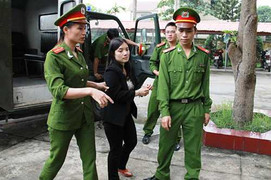 Nữ giáo viên giỏi 'cầm' bằng đại học lừa tiền phụ huynh