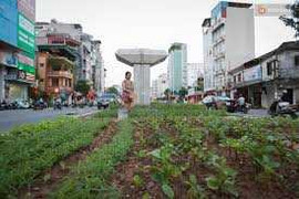 Chết người vì vừa sạc vừa sử dụng smartphone