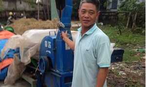 Ông 'Toàn máy tuốt' gom rơm chế biến thành 'vàng'