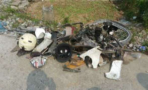 Cố băng qua đường sắt, xe máy bị tàu đâm nát vụn