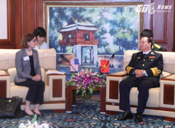 Trung tướng Phạm Ngọc Minh tiếp thống đốc Mỹ