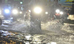 Sau mưa lớn, Cần Thơ 'chìm' trong biển nước