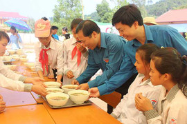 Bí thư Trung ương Đoàn đưa từng bát phở phục vụ học sinh miền núi