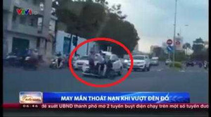 Video: Cố tình vượt đèn đỏ, cả nhà suýt chết trước đầu taxi