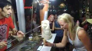 Anh chàng bán kem khiến các cô gái phát rồ