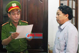 Khởi tố nguyên chủ tịch huyện thông đồng với cán bộ hưởng tiền đền bù