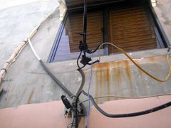 Bị phát hiện câu trộm điện, chủ nhà nhốt 2 kiểm tra viên