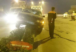 Xe biển xanh 'bay' lên dải phân cách cầu Chương Dương