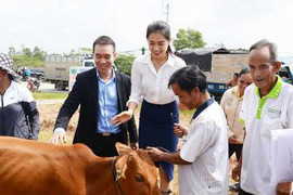 Á hậu Lệ Hằng rạng rỡ đi từ thiện