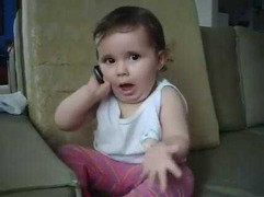 Cười té ghế clip bé gái ôm điện thoại ‘tám’ chuyện như người lớn