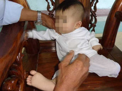 Bé gái kháu khỉnh bị bỏ rơi, nhiều người 'nườm nượp' xin nuôi