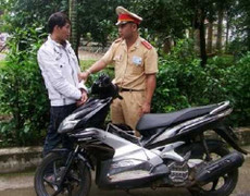 CSGT bắt giữ đối tượng trộm xe trên đường đi tiêu thụ