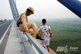 CSGT giải cứu nam thanh niên định nhảy cầu Nhật Tân tự tử