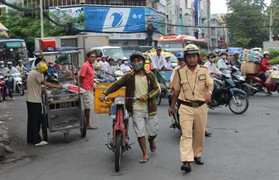 Cảnh sát tịch thu hàng loạt xe 'cà tàng, quá đát'