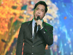 Ngọc Sơn tái ngộ khán giả sau khi chịu tang cha