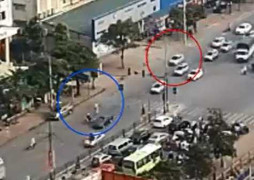 Xe taxi phóng như bay, đâm gãy đầu gối CSGT