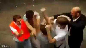 Chết cười với kiểu trả đũa của cặp đôi trong clip