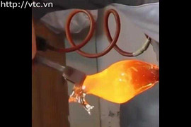 Video: Xem quá trình làm tác phẩm thủy tinh nghệ thuật đẹp mê hồn