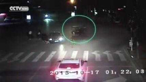 Clip: Xe ba bánh không người lái lao như điên sau tai nạn